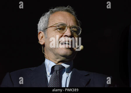 Rom, Italien. 16 Okt, 2018. Enrico Mentana moderiert die Montage der ANCE, Nationaler Verband der Gebäude Konstruktoren, im Auditorium der Vermittlung von Rom statt. Credit: Unabhängige Fotoagentur/Alamy leben Nachrichten Stockfoto