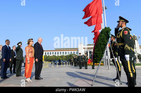 (181016) - Peking, 16. Okt., 2018 (Xinhua) - norwegischen König Harald V legt einen Kranz am Denkmal für die Helden des Volkes auf dem Tian'anmen-Platz in Peking, der Hauptstadt von China, 16. Okt., 2018. (Xinhua / Zhang Ling) (ly) Stockfoto