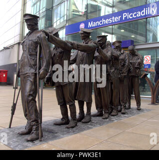 Manchester, Großbritannien. 16. Oktober, 2018. Kennzeichnung der 100-Jahrfeier der zum Ende des ersten Weltkrieges, eine Statue von sieben Soldaten geblendet hat vor dem Haupteingang des Bahnhof Manchester Piccadilly vorgestellt worden. "Sieg über Blindheit' wurde es von der militärischen Liebe blind Veteranen UK in Auftrag gegeben. Die ursprüngliche Skulptur wurde von Künstler und Bildhauer Johanna Domke-Guyot konzipiert. Credit: Terry Waller Alamy leben Nachrichten Stockfoto