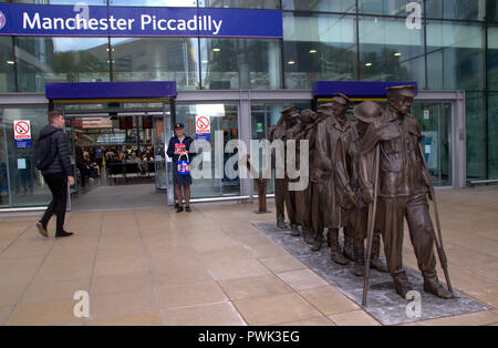 Manchester, Großbritannien. 16. Oktober, 2018. Kennzeichnung der 100-Jahrfeier der zum Ende des ersten Weltkrieges, eine Statue von sieben Soldaten geblendet hat vor dem Haupteingang des Bahnhof Manchester Piccadilly vorgestellt worden. "Sieg über Blindheit' wurde es von der militärischen Liebe blind Veteranen UK in Auftrag gegeben. Die ursprüngliche Skulptur wurde von Künstler und Bildhauer Johanna Domke-Guyot konzipiert. Credit: Terry Waller Alamy leben Nachrichten Stockfoto