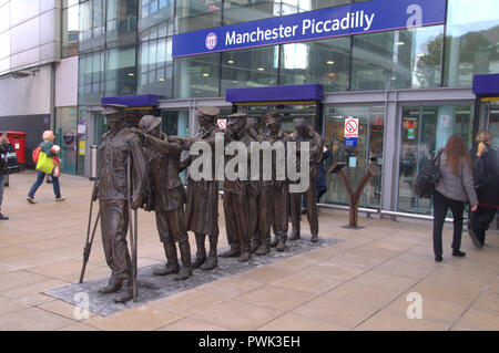 Manchester, Großbritannien. 16. Oktober, 2018. Kennzeichnung der 100-Jahrfeier der zum Ende des ersten Weltkrieges, eine Statue von sieben Soldaten geblendet hat vor dem Haupteingang des Bahnhof Manchester Piccadilly vorgestellt worden. "Sieg über Blindheit' wurde es von der militärischen Liebe blind Veteranen UK in Auftrag gegeben. Die ursprüngliche Skulptur wurde von Künstler und Bildhauer Johanna Domke-Guyot konzipiert. Credit: Terry Waller Alamy leben Nachrichten Stockfoto