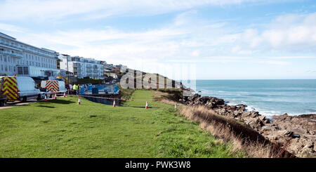 Newquay, Cornwall, England. 16. Oktober, 2018. Verschmutzung im Premier surfen Lage in Großbritannien. Abwässer aus einer Störung an der Südwestlichen Gewässer Fistral Süden Pumpstation floss über Pentire öffentliches Grün waschen Teil der Klippe entfernt vor der Einmündung in den Ozean bei Fistral Beach, Umwelt Gruppe Surfer gegen Abwasser beraten 48 Stunden, bevor sie in das Wasser. Credit: Robert Taylor/Alamy leben Nachrichten Stockfoto