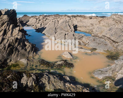 Newquay, Cornwall, England. 16. Oktober, 2018. Verschmutzung im Premier surfen Lage in Großbritannien. Abwässer aus einer Störung an der Südwestlichen Gewässer Fistral Süden Pumpstation floss über Pentire öffentliches Grün waschen Teil der Klippe entfernt vor der Einmündung in den Ozean bei Fistral Beach, Umwelt Gruppe Surfer gegen Abwasser beraten 48 Stunden, bevor sie in das Wasser. Credit: Robert Taylor/Alamy leben Nachrichten Stockfoto