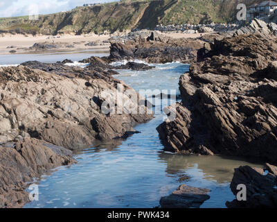 Newquay, Cornwall, England. 16. Oktober, 2018. Verschmutzung im Premier surfen Lage in Großbritannien. Abwässer aus einer Störung an der Südwestlichen Gewässer Fistral Süden Pumpstation floss über Pentire öffentliches Grün waschen Teil der Klippe entfernt vor der Einmündung in den Ozean bei Fistral Beach, Umwelt Gruppe Surfer gegen Abwasser beraten 48 Stunden, bevor sie in das Wasser. Credit: Robert Taylor/Alamy leben Nachrichten Stockfoto