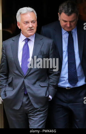 Downing Street, London. UK 16 Okt 2018 - Alan Duncan - der Staatsminister für Europa und Amerika an der Fco (r) und konservativen Abgeordneten und Kollegen fährt von Downing Street Nr.10 für die Teilnahme an erweiterten Kabinettssitzung vor dem Gipfel in Brüssel am 17. Okt 2018. Credit: Dinendra Haria/Alamy leben Nachrichten Stockfoto