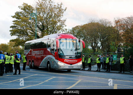 Aviva Stadium, Dublin, Irland. 16 Okt, 2018. UEFA Nationen Liga Fußball, Irland gegen Wales; Die Waliser team Bus kommt an der Aviva Stadium Credit: Aktion plus Sport/Alamy leben Nachrichten Stockfoto