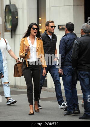 Mailand, Daniela Ferolla und Massimiliano Ossini zusammen in der Mitte Daniela Ferolla, ehemalige Miss Italien 201, und Massimiliano Ossini, zusammen mit ihrem Freund, kommen in die Stadt und nach einem Spaziergang gehen Sie in einem Restaurant zu Mittag zu essen. Wenn Sie verlassen, eine Fahrt rund um den Fashion District, dann nehmen Sie ein Taxi zurück zum Hotel. Stockfoto