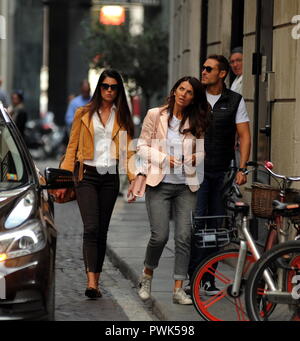 Mailand, Daniela Ferolla und Massimiliano Ossini zusammen in der Mitte Daniela Ferolla, ehemalige Miss Italien 201, und Massimiliano Ossini, zusammen mit ihrem Freund, kommen in die Stadt und nach einem Spaziergang gehen Sie in einem Restaurant zu Mittag zu essen. Wenn Sie verlassen, eine Fahrt rund um den Fashion District, dann nehmen Sie ein Taxi zurück zum Hotel. Stockfoto