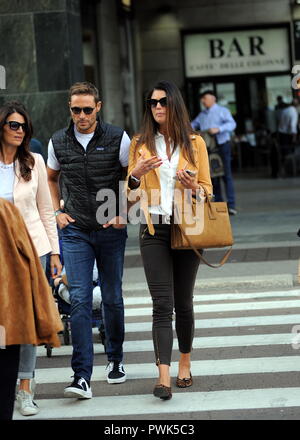 Mailand, Daniela Ferolla und Massimiliano Ossini zusammen in der Mitte Daniela Ferolla, ehemalige Miss Italien 201, und Massimiliano Ossini, zusammen mit ihrem Freund, kommen in die Stadt und nach einem Spaziergang gehen Sie in einem Restaurant zu Mittag zu essen. Wenn Sie verlassen, eine Fahrt rund um den Fashion District, dann nehmen Sie ein Taxi zurück zum Hotel. Stockfoto