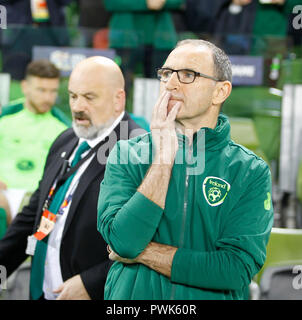 Aviva Stadium, Dublin, Irland. 16 Okt, 2018. UEFA Nationen Liga Fußball, Irland gegen Wales; Rep. von Irland Manager Martin O'Neill sieht bis zu den Ständen der Credit: Aktion plus Sport/Alamy leben Nachrichten Stockfoto