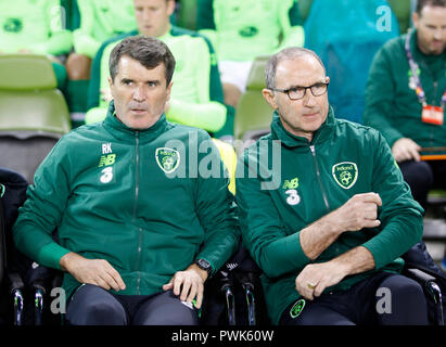 Aviva Stadium, Dublin, Irland. 16 Okt, 2018. UEFA Nationen Liga Fußball, Irland gegen Wales; Rep. von Irland Manager Martin O'Neill und Assistent Roy Keane Credit: Aktion plus Sport/Alamy leben Nachrichten Stockfoto