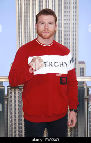 New York, NY, USA. 16 Okt, 2018. Canelo Alvarez am Empire State Building Förderung der Dezember 15. WM-Kampf zwischen WBC, WBA, Lineal und Ring Magazin Mittelgewicht Weltmeister Canelo Alvarez und WBA Super Mittelgewicht Weltmeister Rocky Fielding. Oktober 16, 2018. Credit: Diego Corrdor/Medien Punch/Alamy leben Nachrichten Stockfoto