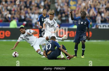 Paris, Frankreich. 16 Okt, 2018. firo: 16.10.2018, Fußball, Landerspiel, National Team, Saison 2018/2019 Liga, UEFA-Nationen, FRA, Frankreich - GER, Deutschland GNABRY, KIMMICH | Verwendung der weltweiten Kredit: dpa/Alamy leben Nachrichten Stockfoto