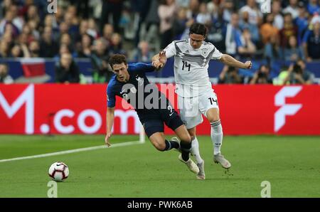 Paris, Frankreich. 16 Okt, 2018. firo: 16.10.2018, Fußball, Lander, Nationalmannschaft, Saison 2018/2019 Liga, UEFA-Nationen, FRA, Frankreich - GER, Deutschland PAVARD versus SCHULZ | Verwendung der weltweiten Kredit: dpa/Alamy leben Nachrichten Stockfoto