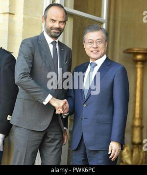 (181016) -- PARIS, Oktober 16, 2018 (Xinhua) - Besuch südkoreanischen Präsidenten Moon Jae-in (R) Hände schüttelt mit dem französischen Premierminister Edouard Philippe während ihrer Sitzung in Paris, Frankreich, am Okt. 16, 2018. (Xinhua / Jack Chan) Stockfoto