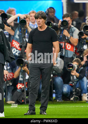 Paris, Frankreich. 16. Oktober, 2018. DFB-headcoach Joachim Jogi Löw, LÖW beobachtet durch Drücken photograhers vor dem Spiel Frankreich - Deutschland Fußball-Nationen Liga, Saison 2018/2019, Oktober 16, 2018 Paris, Deutschland. © Peter Schatz/Alamy leben Nachrichten Stockfoto