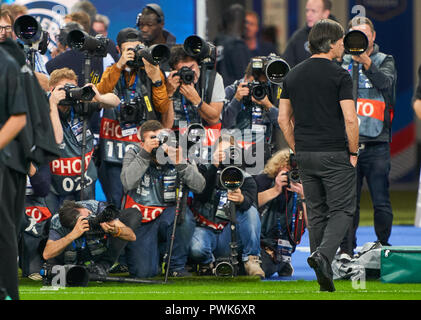 Paris, Frankreich. 16. Oktober, 2018. DFB-headcoach Joachim Jogi Löw, LÖW beobachtet durch Drücken photograhers vor dem Spiel Frankreich - Deutschland Fußball-Nationen Liga, Saison 2018/2019, Oktober 16, 2018 Paris, Deutschland. © Peter Schatz/Alamy leben Nachrichten Stockfoto