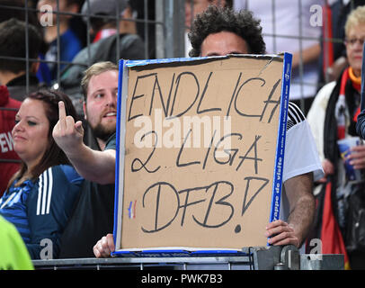 Paris, Frankreich. 16 Okt, 2018. Die deutschen Fans nach dem Spiel ihre Frustration und Unzufriedenheit mit Poster' Schließlich 2. Liga DFB!' und die stinkenden Finger. GES/Fußball/Nationen Liga: Frankreich - Deutschland, 16.10.2018 Fußball: Nationen Liga: Frace vs Deutschland, Paris, 16. Oktober 2018 | Verwendung der weltweiten Kredit: dpa/Alamy leben Nachrichten Stockfoto