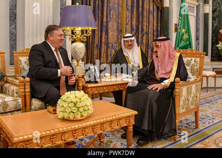 Us-Staatssekretär Mike Pompeo, links, bei einem bilateralen Treffen mit dem saudischen König Salman bin Abdul-Aziz am königlichen Hof Oktober 16, 2018 in Riad, Saudi-Arabien. Pompeius mit der Kronprinz das Verschwinden der saudische Journalist Jamal Khashoggi zu diskutieren. Stockfoto