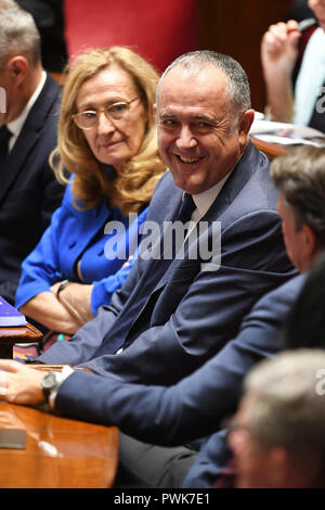 Paris. 16 Okt, 2018. Foto am Okt. 16, 2018 zeigt der neu ernannte Minister für Landwirtschaft und Ernährung, Didier Guillaume (C) in Paris, Frankreich. Der französische Präsident Emmanuel längestrich am Dienstag genannt Christophe Castaner, einer seiner wichtigsten Geldgeber, in die inneren Angelegenheiten zu überwachen und Gerard Collomb, in seinem jüngsten Kabinettsumbildung austauschen. Credit: Jack Chan/Xinhua/Alamy leben Nachrichten Stockfoto