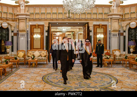 Us-Staatssekretär Mike Pompeo, Links, ist der saudische Außenminister Adel al-Jubeir zu einem bilateralen Treffen mit dem saudischen König Salman bin Abdul-Aziz am königlichen Hof Oktober 16, 2018 in Riad, Saudi-Arabien begleitet. Pompeius mit der Kronprinz das Verschwinden der saudische Journalist Jamal Khashoggi zu diskutieren. Stockfoto