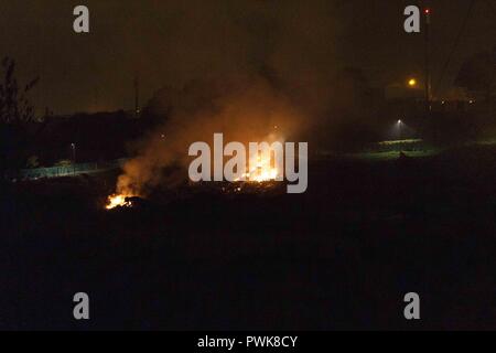 Cork, Irland. 16 Okt, 2018. Feuer am Spring Lane Eindämmung Standort Cork City. Heute Abend um 11 Uhr noch ein Feuer im Frühling Lane Eindämmung Website wütete. Der Geruch von giftigen Müll brennt die Luft in der ballyvolane/Glen Bereich gefüllt. Credit: Damian Coleman/Alamy Leben Nachrichten. Stockfoto