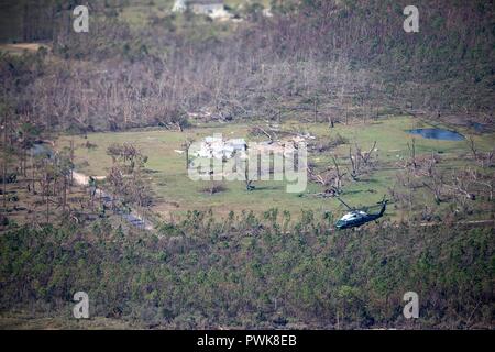 Panama City, Florida, USA. 15. Oktober 2018. Us-Präsident Donald Trump, Reiten in Marine One views Schäden im Gefolge des Hurrikans Michael über den Panhandle von Florida Oktober 15, 2018 außerhalb von Panama City, Florida. Credit: Planetpix/Alamy leben Nachrichten Stockfoto