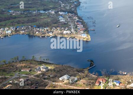 Panama City, Florida, USA. 15. Oktober 2018. Us-Präsident Donald Trump, Reiten in Marine One views Schäden im Gefolge des Hurrikans Michael über den Panhandle von Florida Oktober 15, 2018 außerhalb von Panama City, Florida. Credit: Planetpix/Alamy leben Nachrichten Stockfoto