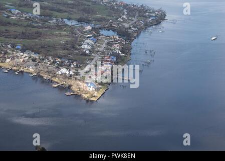 Panama City, Florida, USA. 15. Oktober 2018. Us-Präsident Donald Trump, Reiten in Marine One views Schäden im Gefolge des Hurrikans Michael über den Panhandle von Florida Oktober 15, 2018 außerhalb von Panama City, Florida. Credit: Planetpix/Alamy leben Nachrichten Stockfoto