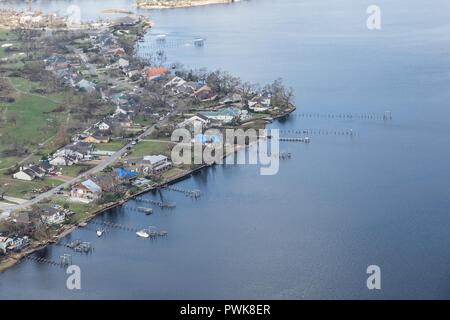 Panama City, Florida, USA. 15. Oktober 2018. Us-Präsident Donald Trump, Reiten in Marine One views Schäden im Gefolge des Hurrikans Michael über den Panhandle von Florida Oktober 15, 2018 außerhalb von Panama City, Florida. Credit: Planetpix/Alamy leben Nachrichten Stockfoto