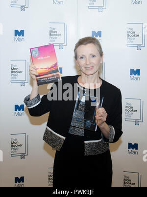 London, Großbritannien. 16. Okt 2018. Anna brennt Gewinner des Man Booker für Fiction Prize 2018 für den Roman Milchmann auf dem Foto rufen, nachdem er den Preis an der Guildhall in London UK vom 16. Oktober 2018. Burns ist der erste Gewinner des Preises aus Nordirland. Das Buch ist in Belfast in der Mühen. Credit: Prixpics/Alamy leben Nachrichten Stockfoto