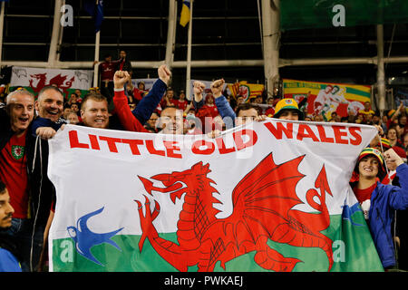 Aviva Stadium, Dublin, Irland. 16 Okt, 2018. UEFA Nationen Liga Fußball, Irland gegen Wales; Waliser Fans zeigen ihre Unterstützung bei der endgültigen Gutschrift pfeifen: Aktion plus Sport/Alamy leben Nachrichten Stockfoto