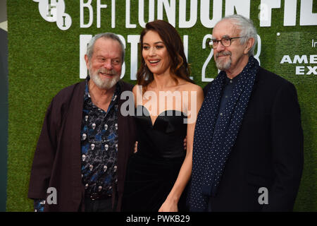 Terry Gilliam, Olga Kurylenko und Jonathan Pryce gesehen für die Kamera, während die Europäische Premiere "der Mann, der getötet Don Quixote" und Lachen Gala am 62. BFI London Film Festival posieren. Stockfoto