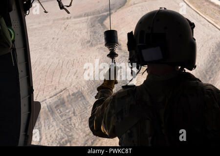 Bagram, Afghanistan. 16 Okt, 2018. Die Vereinigten Staaten sind die Nummer eins in der Luft Unterstützung in Afghanistan unter NATO-Operation der entschlossenen Unterstützung. Die 101St Airborne Combat Aviation Brigade ist die Bereitstellung von Unterstützung für die afghanische Armee sowie im Training. Alle in den Hoffnungen für eine sicherere Afghanistan. Ein Soldat hält eine Hubvorrichtung während einer Training Mission. Credit: Allison Abendessen/ZUMA Draht/Alamy leben Nachrichten Stockfoto