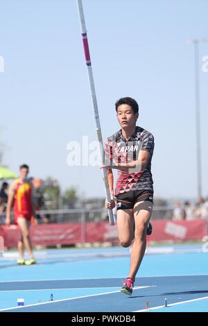 Buenos Aires, Argentinien. 16 Okt, 2018. Furusawa Kazuki von Japan konkurriert während der Männer Stabhochsprung 2. Stufe der Leichtathletik Veranstaltung im Sommer 2018 Youth Olympic Games in Buenos Aires, Argentinien, am 16. Oktober 2018. Credit: Li Ming/Xinhua/Alamy leben Nachrichten Stockfoto