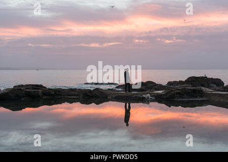 Fowey, Cornwall, UK. 17. Oktober 2018. UK Wetter. Herrliche Sonnenaufgang für diese frühen Morgen Hund Walker, der rockpool bei Mousehole. Eine sonnige Woche voran für Cornwall. Foto: Simon Maycock/Alamy leben Nachrichten Stockfoto