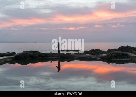 Fowey, Cornwall, UK. 17. Oktober 2018. UK Wetter. Herrliche Sonnenaufgang für diese frühen Morgen Hund Walker, der rockpool bei Mousehole. Eine sonnige Woche voran für Cornwall. Foto: Simon Maycock/Alamy leben Nachrichten Stockfoto