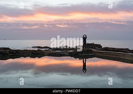 Fowey, Cornwall, UK. 17. Oktober 2018. UK Wetter. Herrliche Sonnenaufgang für diese frühen Morgen Hund Walker, der rockpool bei Mousehole. Eine sonnige Woche voran für Cornwall. Foto: Simon Maycock/Alamy leben Nachrichten Stockfoto