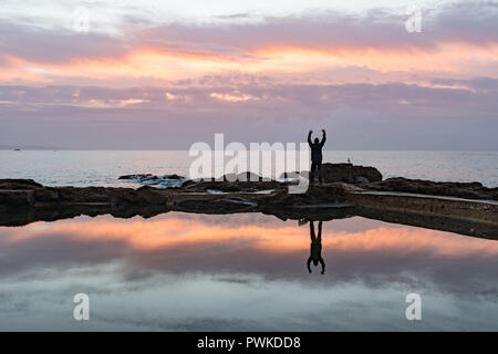 Fowey, Cornwall, UK. 17. Oktober 2018. UK Wetter. Herrliche Sonnenaufgang für diese frühen Morgen Hund Walker, der rockpool bei Mousehole. Eine sonnige Woche voran für Cornwall. Foto: Simon Maycock/Alamy leben Nachrichten Stockfoto