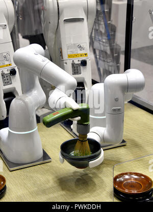 Tokio, Japan. 17 Okt, 2018. Welt Roboter Expo 2018 eröffnet in Tokio am Mittwoch, 17. Oktober 2018, darunter auch die Neuesten, humanoide Roboter Technologien und unterstützen. Credit: Natsuki Sakai/LBA/Alamy leben Nachrichten Stockfoto