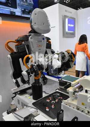 Tokio, Japan. 17 Okt, 2018. Welt Roboter Expo 2018 eröffnet in Tokio am Mittwoch, 17. Oktober 2018, darunter auch die Neuesten, humanoide Roboter Technologien und unterstützen. Credit: Natsuki Sakai/LBA/Alamy leben Nachrichten Stockfoto