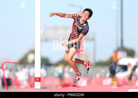 Buenos Aires, Argentinien. 16 Okt, 2018. Furusawa Kazuki von Japan reagiert während der Männer Stabhochsprung 2. Stufe der Leichtathletik Veranstaltung im Sommer 2018 Youth Olympic Games in Buenos Aires, Argentinien, am 16. Oktober 2018. Credit: Li Ming/Xinhua/Alamy leben Nachrichten Stockfoto