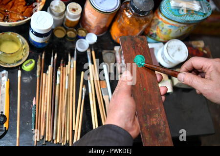 (181017) - PINGYAO, Oktober 17, 2018 (Xinhua) - ein lackwaren Handwerker spiele Pigmente an einem Workshop in Pingyao, im Norden der chinesischen Provinz Shanxi, am Okt. 16, 2018. Lacquerwares sind Objekte, die dekorativ mit Lack überzogen. Die lackierten lacquerwares in Pingyao sind natürlichen Lack gemacht und lackiert mit einem speziellen hand Technik. Nach einigen Schritten von handwerklichen Techniken, Sie sind mit verschiedenen bunten Mustern verziert und mit Ornamenten installiert. Die Oberfläche der fertigen lacquerwares sind glatt und glänzend. Eine Geschichte von über 1000 Jahren, die pingyao Lackwaren wurde als o aufgeführt Stockfoto