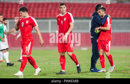 Novi Sad, Serbien. 16. Okt 2018. UEFA-U21-s Fußball-Europameisterschaft: Serbien gegen Armenien, Novi Sad, Serbien. Head Coach Goran Djorovic von Serbien Umarmungen Milan Gajic von Serbien und die Qualifikation zur Euro 2019 Credit feiern: Nikola Krstic/Alamy leben Nachrichten Stockfoto