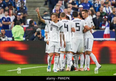 Paris, Frankreich. 16. Okt 2018. Frankreich - Deutschland, Fußball, Paris, 16. Oktober 2018 Toni Kroos, DFB 8 schießen Ziel für 0-1, Elfmeterschießen, 11 m, Elfmeter, Aktion, Single Shot, geschossen auf Ziel, Jubeln, Freude, Emotionen, feiern, lachen, Jubeln, Jubeln, reißt die Arme, ballte die Faust, Feiern, Feier, Matthias GINTER, DFB 4 Leroy SANE, DFB 19 Thilo KEHRER, DFB 2 Niklas SUELE, DFB 15 Mats HUMMELS, DFB 5 Joshua KIMMICH, DFB 18 Frankreich - Deutschland 2-1 Fußballnationen Liga, Saison 2018/2019, Oktober 16, 2018 Paris, Deutschland. © Peter Schatz/Alamy leben Nachrichten Stockfoto