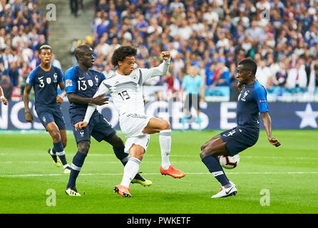 Paris, Frankreich. 16. Okt 2018. Frankreich - Deutschland, Fußball, Paris, 16. Oktober 2018 Leroy SANE, DFB 19 konkurrieren um die Kugel, Bekämpfung, Duell, Schneidwerk gegen Raphael VARANE, FRA 4 Ngolo KANTE, FRA13 Frankreich - Deutschland 2-1 Fußballnationen Liga, Saison 2018/2019, Oktober 16, 2018 Paris, Deutschland. © Peter Schatz/Alamy leben Nachrichten Stockfoto