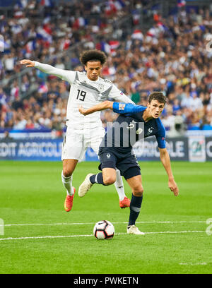 Paris, Frankreich. 16. Okt 2018. Frankreich - Deutschland, Fußball, Paris, 16. Oktober 2018 Leroy SANE, DFB 19 konkurrieren um die Kugel, Bekämpfung, Duell, Schneidwerk gegen Benjamin PAVARD, FRA 2 Frankreich - Deutschland 2-1 Fußballnationen Liga, Saison 2018/2019, Oktober 16, 2018 Paris, Deutschland. © Peter Schatz/Alamy leben Nachrichten Stockfoto