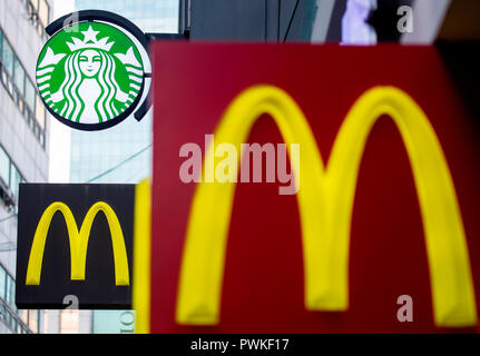 McDonald's und Starbucks, 14.Oktober 2018: Die firmenlogos der amerikanischen Fast Food Unternehmen McDonald's und amerikanischen Kaffee und Kaffeehaus Kette Starbucks Corporation bei Myeongdong im Zentrum von Seoul, Südkorea gesehen werden. Myeongdong ist Südkorea der teuersten Geschäftsviertel und eine der wichtigsten Seoul Shopping und Tourismus Bezirke. Quelle: Lee Jae-Won/LBA/Alamy leben Nachrichten Stockfoto