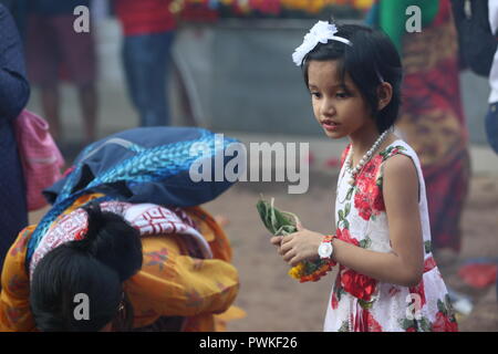 Gorkha, Nepal. 16 Okt, 2018. Ein Mädchen hält einen Blumenstrauss während der dashain Festival in Manakamana Tempel in Gorkha Bezirks, Nepal, am Okt. 16, 2018. Auf einem 1300 Meter hohen Hügel, ca. 100 Kilometer westlich von Kathmandu, die manakamana Tempel zieht Tausende von Gläubigen während der 15 Tage langen dashain Festival entfernt. Credit: Zhou Shengping/Xinhua/Alamy leben Nachrichten Stockfoto