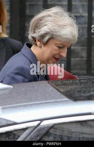 Downing Street, London. UK 17 Okt 2018 - Ministerpräsident Theresa May fährt von Nummer 10 Downing Street zu Besuchen des Ministerpräsidenten Fragen (PMQs) im Unterhaus. Später ging sie nach Brüssel reisen für Gespräche über Brexit mit der EU 27 Quelle: Dinendra Haria/Alamy leben Nachrichten Stockfoto